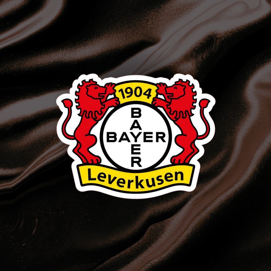 BundesInsider's tweet photo. ⚠️ O Bayer Leverkusen segue enfrentando um grande impasse para viabilizar a construção de seu novo centro de treinamento em Monheim. 

Nem mesmo a intervenção do governo da Renânia do Norte-Vestfália foi suficiente para destravar as negociações.

A Chancelaria do Estado e as bancadas da CDU e do SPD tentaram convencer seus correligionários na cidade a aprovarem o projeto, mas não obtiveram sucesso. Na última votação, CDU, SPD e Verdes, que juntos formam maioria no conselho municipal de Monheim, rejeitaram a proposta apresentada pelo clube. Apesar disso, os partidos afirmaram estar dispostos a retomar as negociações caso o Bayer Leverkusen apresente uma nova versão do projeto com uma área ainda menor.

Na tentativa de chegar a um acordo, a secretária estadual de Esportes, Andrea Milz, foi enviada pelo primeiro-ministro Hendrik Wüst para defender os interesses do estado. A mensagem era de que o conflito poderia prejudicar a candidatura olímpica KölnRheinRuhr 2036, da qual Monheim faz parte e está prevista para receber as competições de skate. O argumento, porém, não sensibilizou as autoridades locais.

Nos bastidores, a relação entre as partes está desgastada. Em Monheim, existe insatisfação com a Bayer AG por supostamente ter impedido novos investimentos ao se recusar a vender terrenos. Já integrantes da CDU chegaram a classificar a postura da cidade como "teimosa". O governo estadual, por sua vez, reforçou que a decisão cabe exclusivamente ao município, mas garantiu que continuará apoiando os Aspirinas na busca por uma área adequada para o novo centro de treinamentos.

Após a rejeição, a diretoria do Bayer Leverkusen, liderada por Fernando Carro e Simon Rolfes, iniciou reuniões com a Bayer AG para definir os próximos passos. Embora um referendo popular ainda seja uma alternativa, a medida não garantiria a aprovação do projeto, já que o resultado não é vinculativo e a decisão final permaneceria nas mãos dos políticos locais.

Diante do impasse, o Bayer Leverkusen já considera ampliar a busca por um novo terreno para construir um centro de treinamento que abrigará o futebol profissional, a equipe feminina e as categorias de base. O clube trabalha contra o tempo, já que os atuais campos de treinamento ao lado da BayArena serão afetados pela ampliação da rodovia A1 a partir de 2031. Para cumprir o cronograma, as obras do novo complexo precisam começar até 2028.

🗞️ @youri711