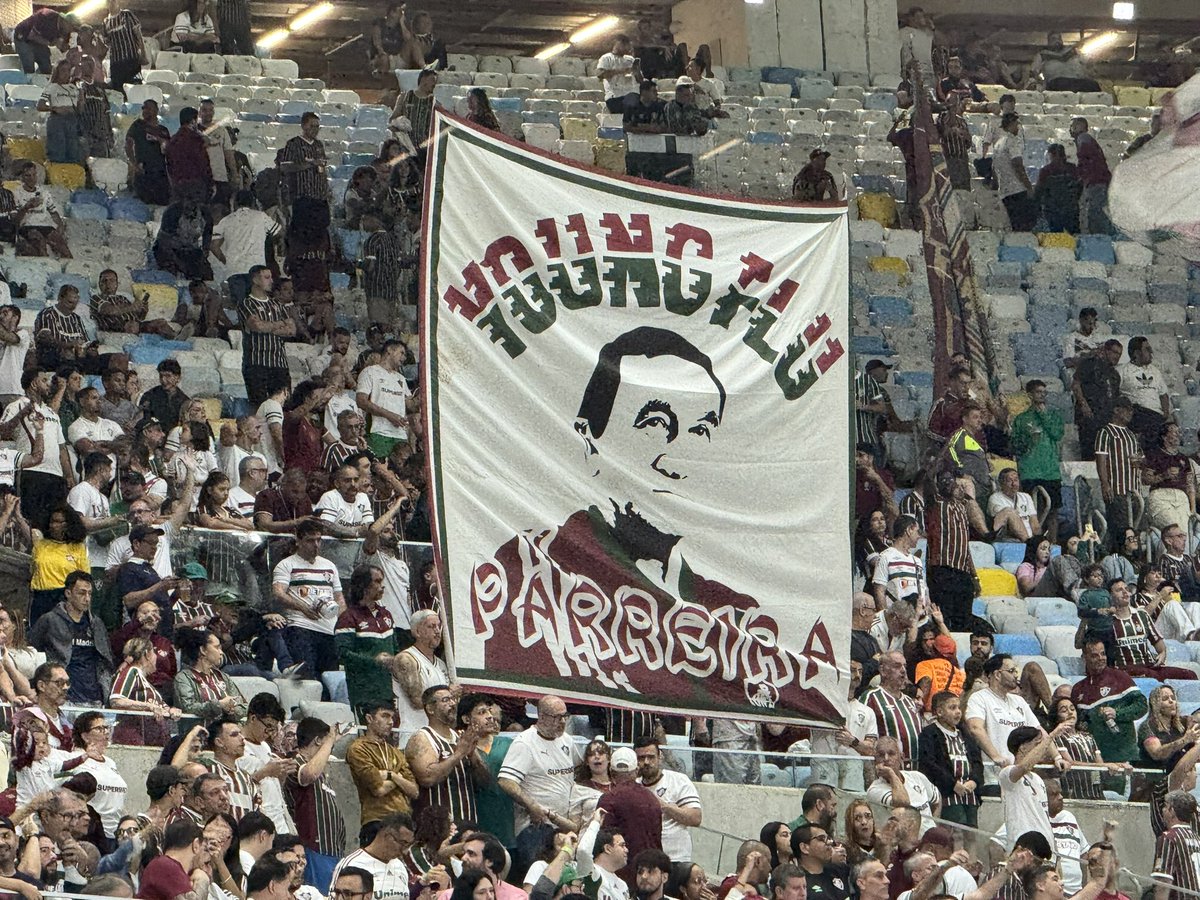 ThiagoRachidFlu's tweet photo. Torcida Young Flu coloca em destaque na arquibancada nesta partida diante do Bragantino a bandeira em homenagem ao Mr. Fluminense, Carlos Alberto Parreira. https://t.co/xc5HsX2fMH