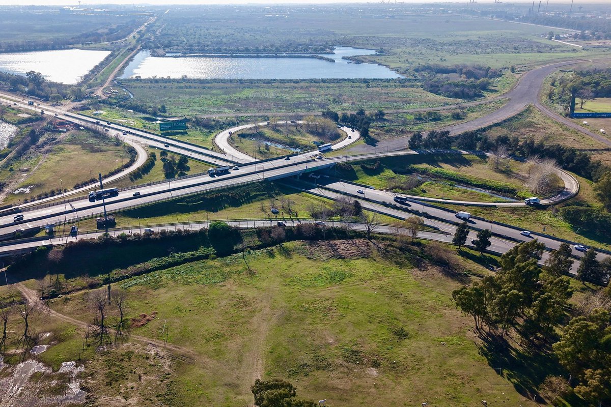 joserarteaga's tweet photo. 🚧🛣️ Mayor conectividad para la Región Capital.

AUBASA comenzará en septiembre la puesta en valor del acceso a Diagonal 74. Una obra clave que mejorará la circulación, seguridad vial y el ingreso a #LaPlata y Ensenada.

Mejorar los accesos y conectividad en la Región Capital no solo optimiza la movilidad diaria, sino que impulsa el crecimiento económico, la integración urbana y la calidad de vida de toda la zona.

✅ Plan de Obras AUBASA 2024-2027 
#AUBASATeCuida #ConectamosDestinos