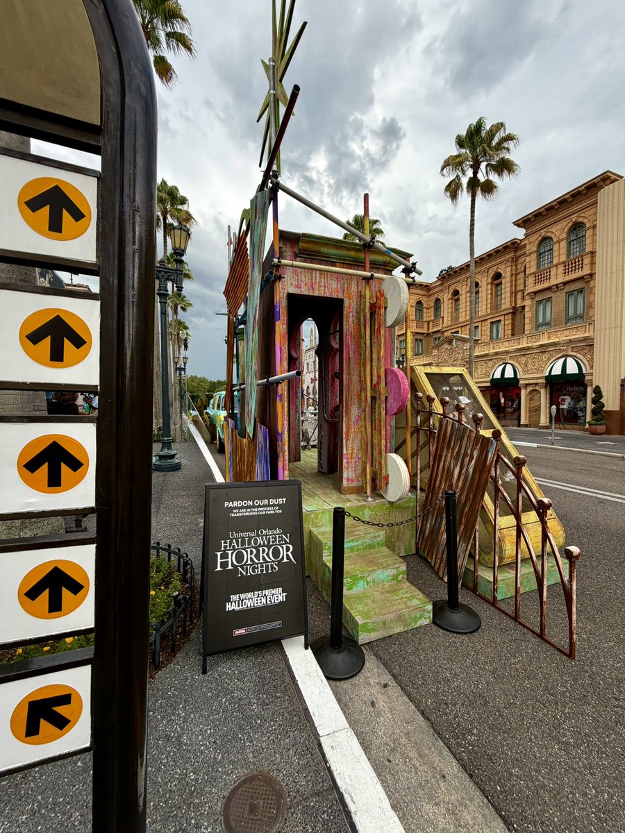 Freaks_HHN's tweet photo. Another stage has been setup in the Sideshow of Decay. The vibes are just incredible for this scare zone. HHN 35 is going to be the Carnival you wonβt want to miss!
#hhn #hhnforever #hhn35 #halloweenhorrornights #sideshowofdecay https://t.co/ihYgEunJks