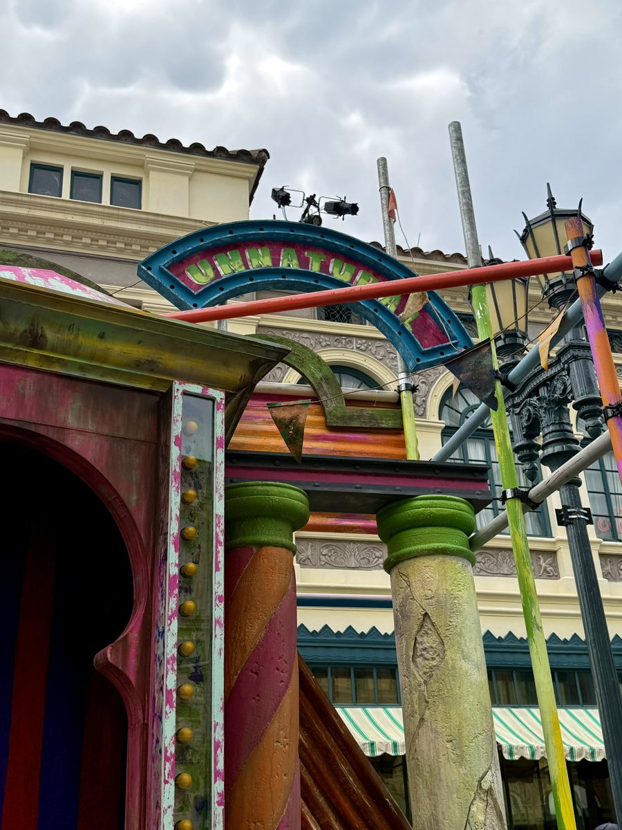 Freaks_HHN's tweet photo. Another stage has been setup in the Sideshow of Decay. The vibes are just incredible for this scare zone. HHN 35 is going to be the Carnival you wonβt want to miss!
#hhn #hhnforever #hhn35 #halloweenhorrornights #sideshowofdecay https://t.co/ihYgEunJks