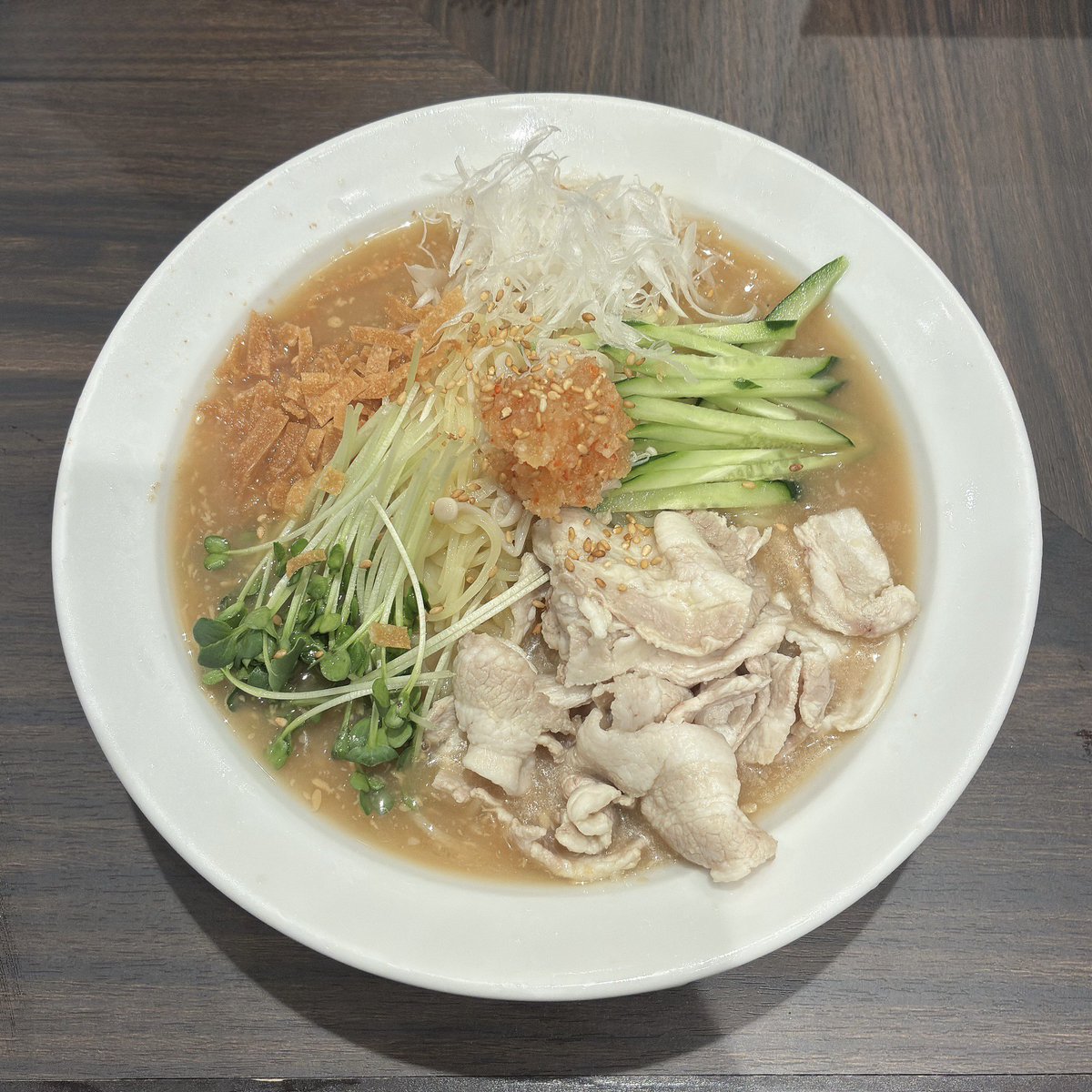 brand_new_men's tweet photo. 7月 その24
●徒歩徒歩亭@四ツ谷
　🍜涼麺

鶏と豚の旨味を丁寧に引き出したスープは
ほどよいとろみとコラーゲンのふくよかさ
で舌を包む。酸味はあるが、ありきたりな
冷やし中華のそれとは一線を画すバランス。
注文時に自信を持って勧められるのも納得の一杯 https://t.co/xhOrZpec4x