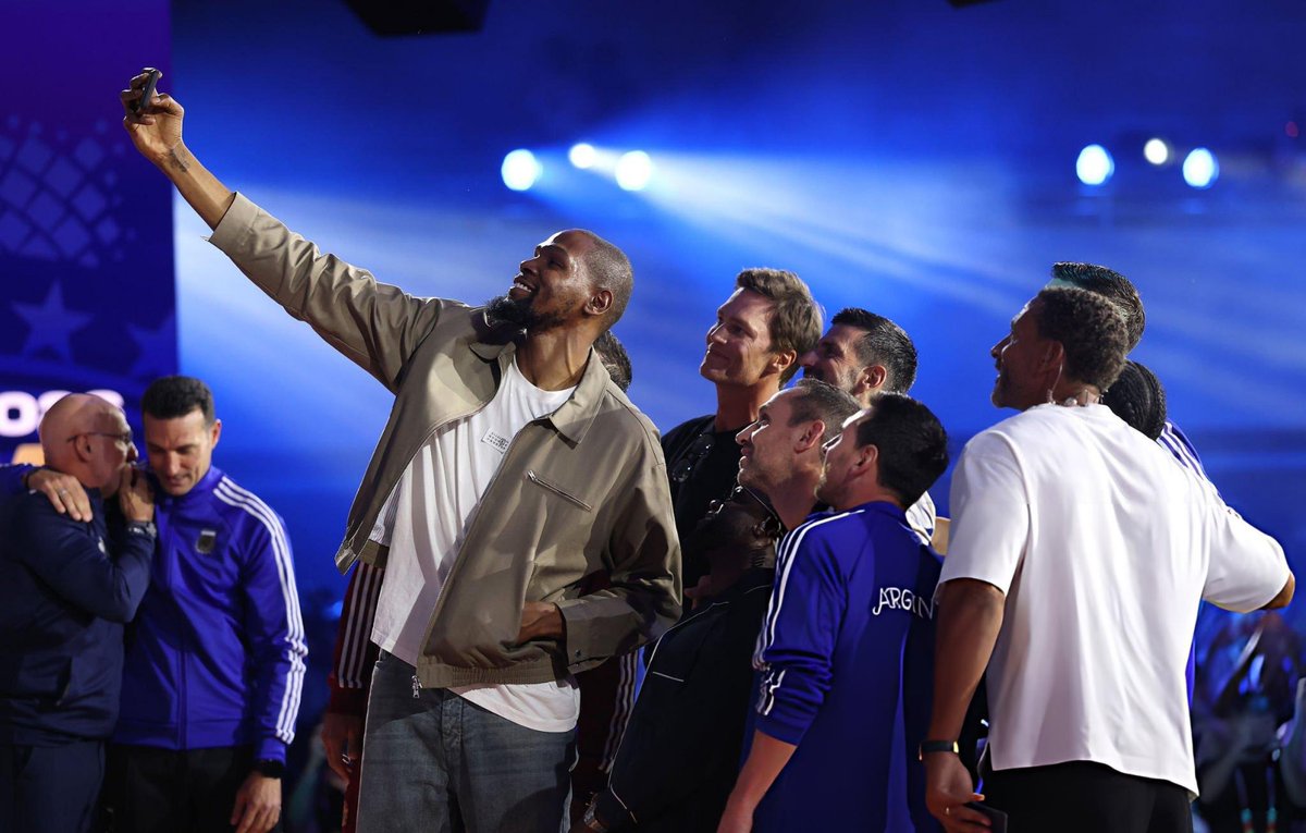 Tiempodetenis1's tweet photo. Estamos en presencia de la MEJOR SELFIE de TODOS LOS TIEMPOS.

Kevin Durant, Tom Brady, Novak Djokovic, Kevin Hart, Emiliano Martinez, Lionel Messi, Travis Scott y Rio Ferdinand. https://t.co/1PhWV4L6d9