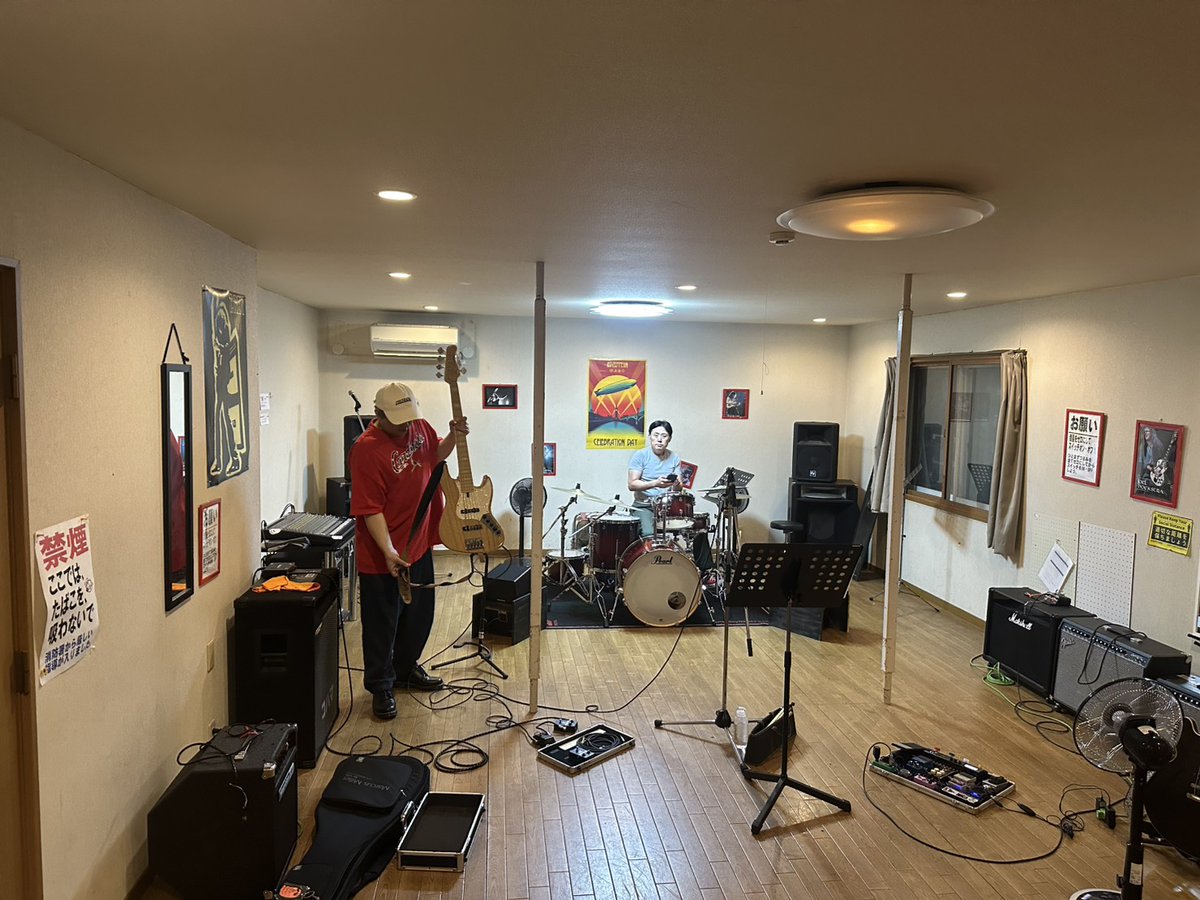 kitohappa's tweet photo. ライブ前の練習！！
19日日曜日はライブです☺️

「爆音狂騒会」
場所 : RISE UP久留米
日時 : 7月19日 
open 15:30 start 15:45
チケット : 2000円

よろしくお願いしますー🙇

#大牟田 #コハマ楽器 #推し活 #仕事でクタクタ #暑すぎ https://t.co/S4iHn1GStC