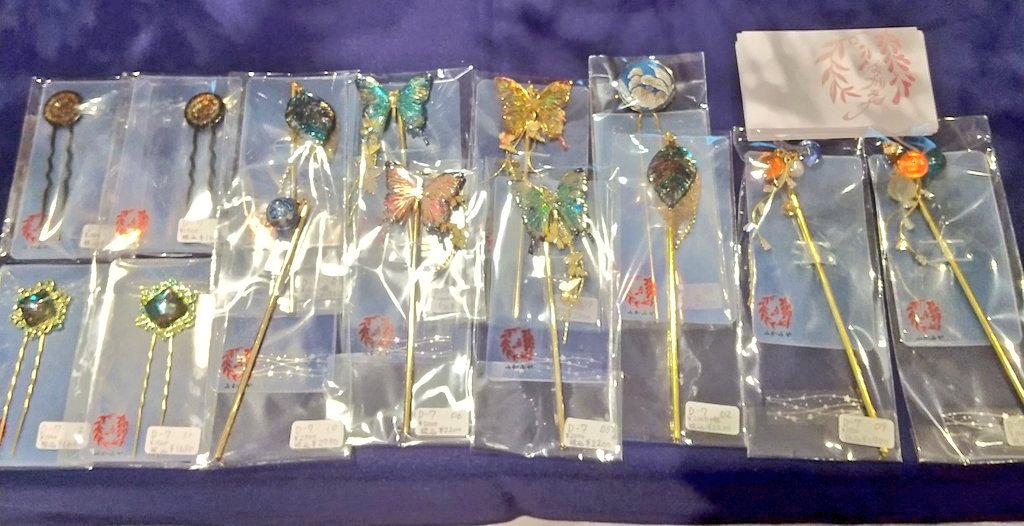 warudaku_mizuki's tweet photo. #簪展 2日目です
本日もたくさんの簪と簪ケースをご用意して、会場の池袋キャラメルキューブショコラ様店舗にて、ご来展お待ちしています。

ざっと計算してみたら
・作家10名→簪 500本超
・作家2名→簪ケース 60個近く
初回納品頂いてました。

そして、本日も納品予定あります！

#キャラメル_創作 https://t.co/ItUOwBeZvC