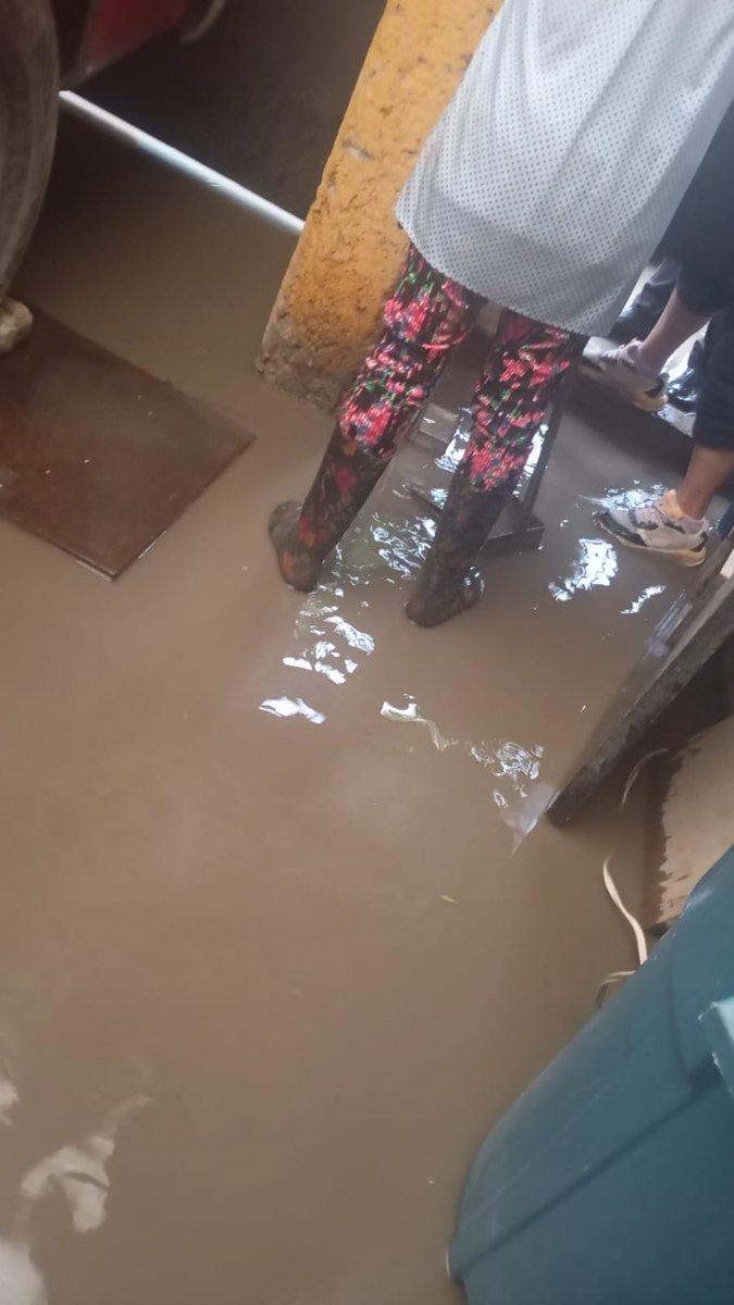aperezzamorano's tweet photo. Miles de #mexiquenses siguen esperando agua potable, pavimentaciones, infraestructura educativa y servicios de salud dignos. Esa es la verdadera evaluación del gobierno. #EdomexAbandonado @Edomex @delfinagomeza @horacioduarteo https://t.co/2cWQDaIkTW