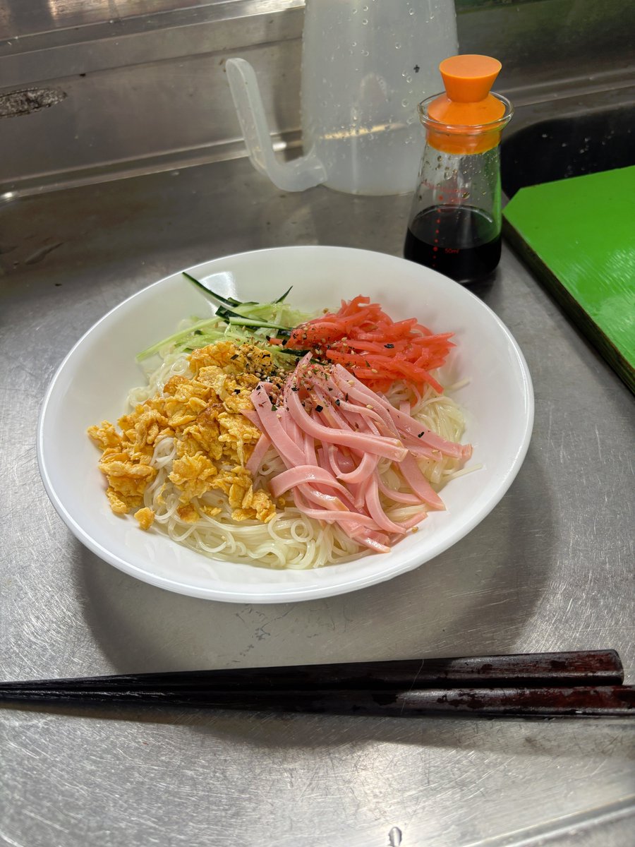 jihosonen's tweet photo. ちょっと思いついて、素麺を三杯酢で食べてみた。
具材を載せるとそれなりの味に。 https://t.co/18l2rEIr4D