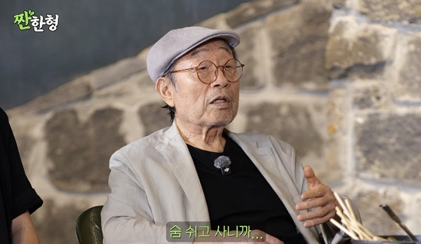 tang__kira's tweet photo. Shin Goo (89 tahun) cerita bagaimana dia melewati kesepian setelah sang istri meninggal dunia tahun lalu.

Shin Goo bilang semuanya terjadi begitu cepat, pada suatu hari istrinya tiba-tiba pergi. Shin Goo tapi harus tetap hidup, ia masih harus tetap makan, terus bernapas, dan terus hidup.

Shin Goo sampai sekarang hanya merasa istrinya lagi ke luar rumah aja sebentar. 

Tiap pulang, Shin Goo selalu bilang "Aku pulang~" meskipun ga ada lagi istrinya di rumah.

Shin Goo nambahin kalau berpulangnya seseorang tidak bisa dihindari siapapun, begitulah hidup.