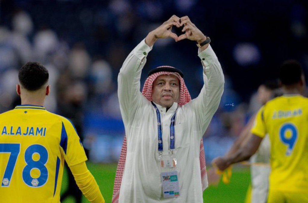 _e111's tweet photo. - قصه ابن نادي النصر

من يذكر يوم استلم ماجد الجمعان نادي النصر؟
النصراوية مبسوطين وقالوا: أخيرًا جاء ابن النادي، راح ينظف النادي ويصلحه.
ما مرّ وقت إلا جاب أغلى لاعب في الميركاتو، جون دوران، وسووا له احتفالية كبيرة، ولبسوه تيشيرت الأسطورة حقهم رقم 9.
وبدأ التلميع في الجمعان لدرجة إنهم صاروا يقولون: برشلونة يبيه يستلم الإدارة عندهم!
وبعد فترة قصيرة قلبو عليه وطار الجمعان، وتركهم في ورطة دوران، وبعد 5 أشهر نسقو دوران على الدوري التركي وتكفلو في رواتبه 
تفكروا الموضوع خلص لا…
بعد التمجيد رفع الجمعان 3 قضايا على نادي النصر مالهم صاحب🤣