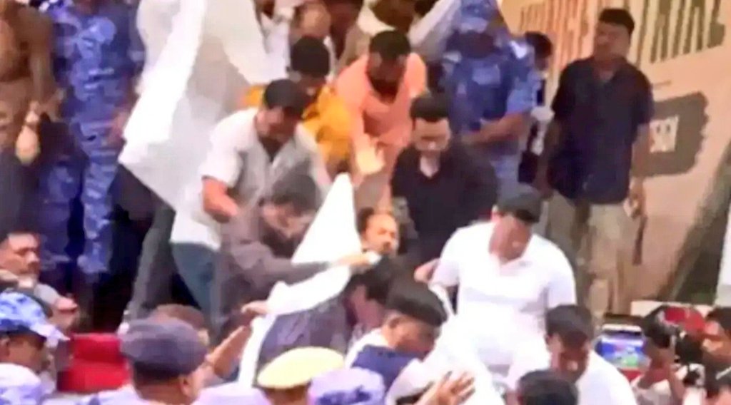 SaurabhRaii_'s tweet photo. हटाना था धर्मेन्द्र प्रधान को मंत्री पद से,
पर सरकार ने जंतर-मंतर से सोनम वांगचुक को ही हटा दिया !

डरपोक, कायर, बुजदिल, निकम्मी
और
संवेदनहीन सरकार ! https://t.co/j4oKT7hNIP