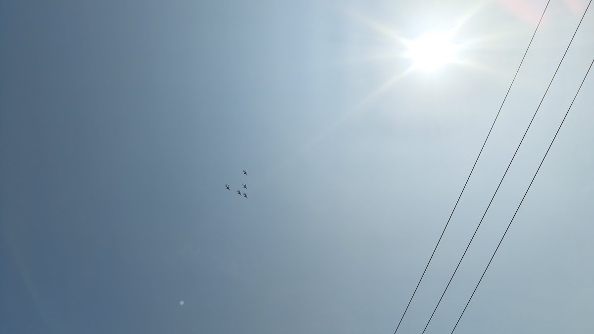 hobycrak's tweet photo. ブルーインパルスです。
展示飛行の場所に行きたかったけど
渋滞が嫌なので我が家で撮影。
明日が本番！もうちょっと綺麗に撮れるかな？

＃ブルーインパルス
＃市制施行75周年記念ブルーインパルス展示飛行 https://t.co/pQ1cB4Fk0E