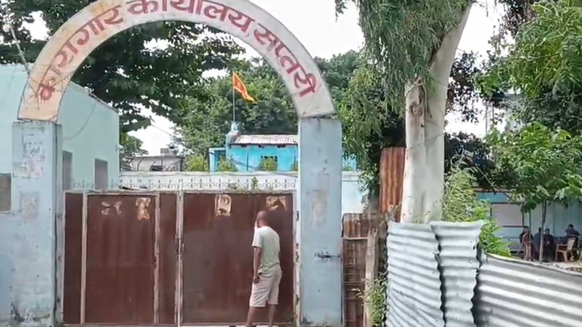 Sheershakhabar's tweet photo. राजबिराज कारागारमा कैदीबन्दीको विद्रोहः जेलरको सरुवा माग्दै आन्दोलन, आत्मदाह प्रयासपछि सुरक्षा सतर्कता बढाइयो https://t.co/38y7bqEXkc 
#RajbirajJail #Saptari #PrisonProtest #RajbirajPrison #JailerTransferDemand  #PrisonerRights #NepalNews #SaptariNews #JailCorruption #PrisonAdmin https://t.co/fRY26anj2H
