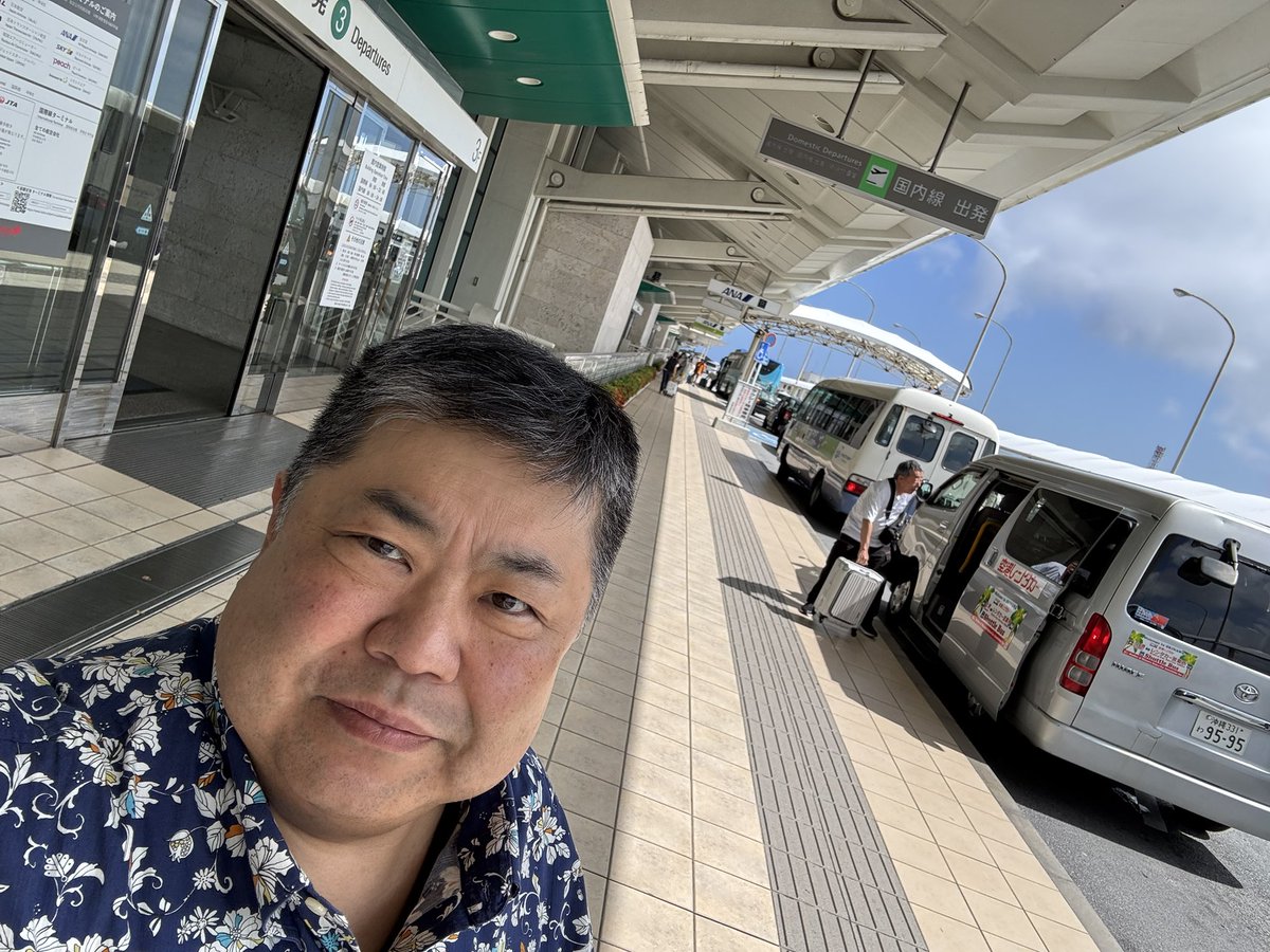 1073tona's tweet photo. 7月も後半戦に入ってくると、梅雨明け前の関東と違って、西日本は夏休みの機運が一気に高まってきますよね。
日差しも(湿度も？)超絶全開！
沖縄は、高校野球真っ盛りです。
今日は準決勝ですが、オジーたちはテレビやラジオ中継に釘付け！🤣 https://t.co/x5Yb76eZ1i