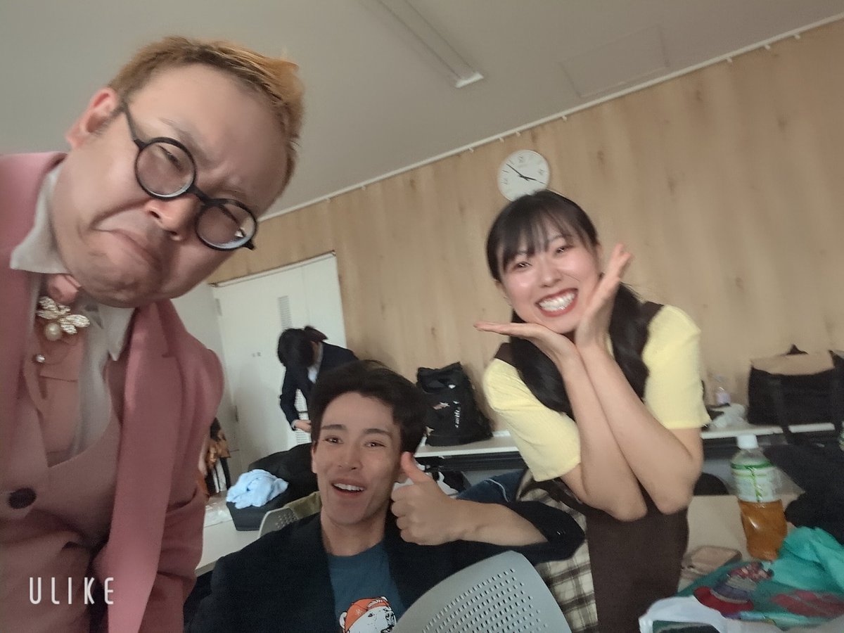 moai_matsumoto's tweet photo. 昨日の５分ネタライブではオープニングMCをキングマスクさんとやらしてもらい、剣崎さんから純度100%のパワハラをされましたが伝説のプリンと写真を撮れて元気出ました(⁠^⁠^⁠)
ありがとうオッキーノとホームベーカリ子…。
オッキーノ？とホームベーカリ子？？
２人とも変な名前！！！！！！！！ https://t.co/tUo2LwoBS8