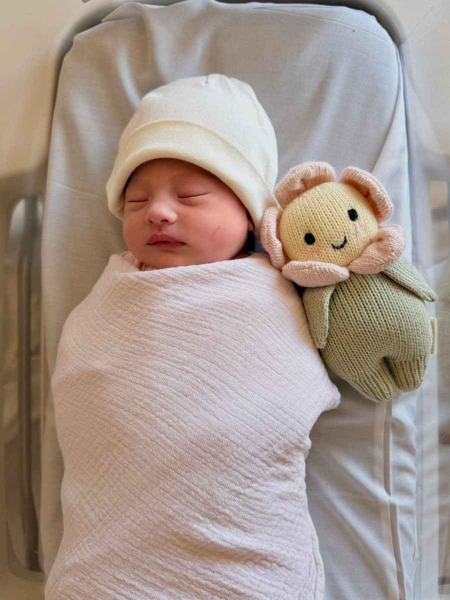 ClaxtonOkajima's tweet photo. Baby girl born last Sunday, watching her first #Mariners game tonight! #babies #NewDad #Giants #baby #Newborn https://t.co/DtWcikVa00