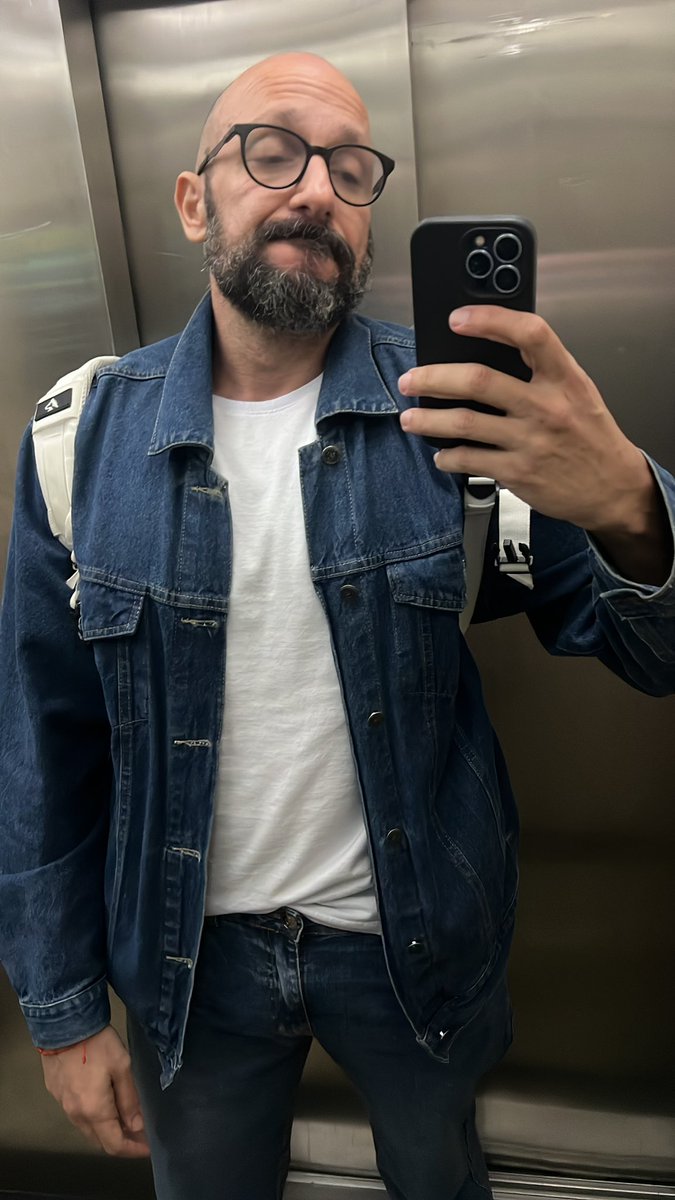DJMarsson's tweet photo. Pq a gente também tem foto de roupa indo trabalhar . Muita gente não sabe mas sou formado e trabalho com nutrição ( esportiva e clínica ) e gastronomia . https://t.co/2gFnXBtrt0