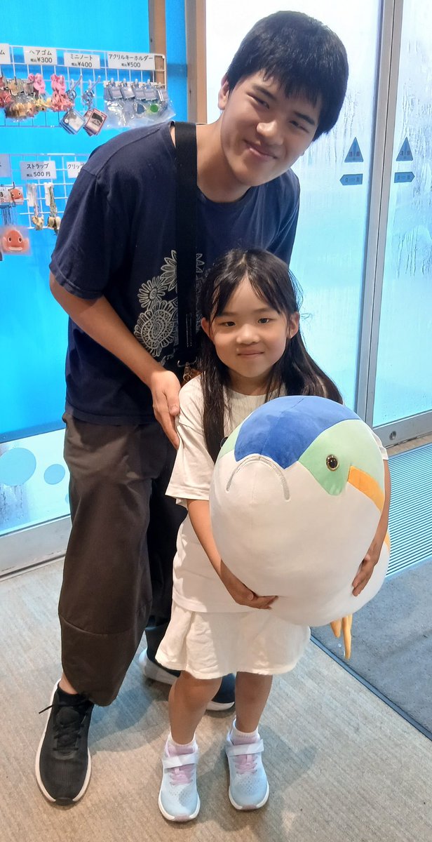 murosui_kochi's tweet photo. ぶりくじ物語。

夏休み第１号の特等が出ました！

兵庫県から登校してくれた１年生です。

高校生のお兄さんと一緒に記念撮影です。 https://t.co/EDwqw2ur7Y
