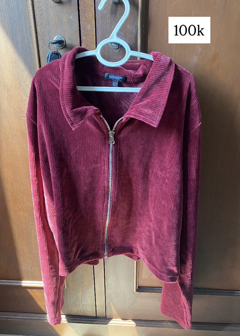 alipatnpon's tweet photo. WTS JAKET
• jaket merah HARDWARE baru ga pernah dipake 100k 
• jaket jeans navy zipper thrif ga pernah di pake udah di laundry 95k 

📍malang
🍊bisa oren
nego tipiss https://t.co/sf5afGyGMz