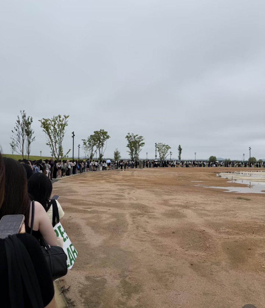martincafes's tweet photo. the queueing line for the lightstick 😭 https://t.co/dHMPRt0B42
