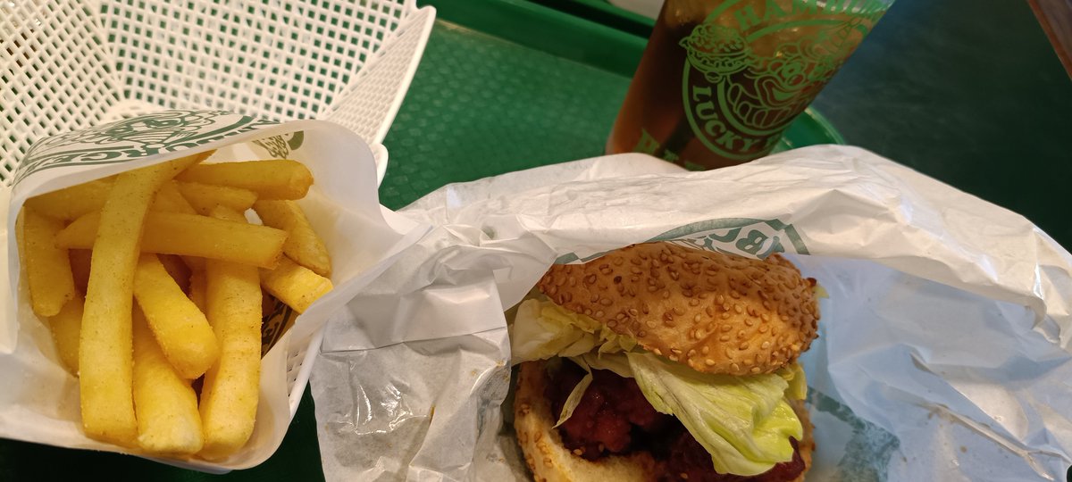 moridai1975's tweet photo. 午前練終わって、函館市内で少し用事を済ませ、お昼ご飯。15年ぶり？くらいのラッキーピエロ。今回は峠下総本店さん。何か記憶にある価格よりだいぶ高くて驚いた。そりゃ15年ぶりだし(笑)。
※チーズ苦手なのでラキポテは回避😂

#川崎フロンターレ
#函館キャンプ https://t.co/o7XbCESfuq