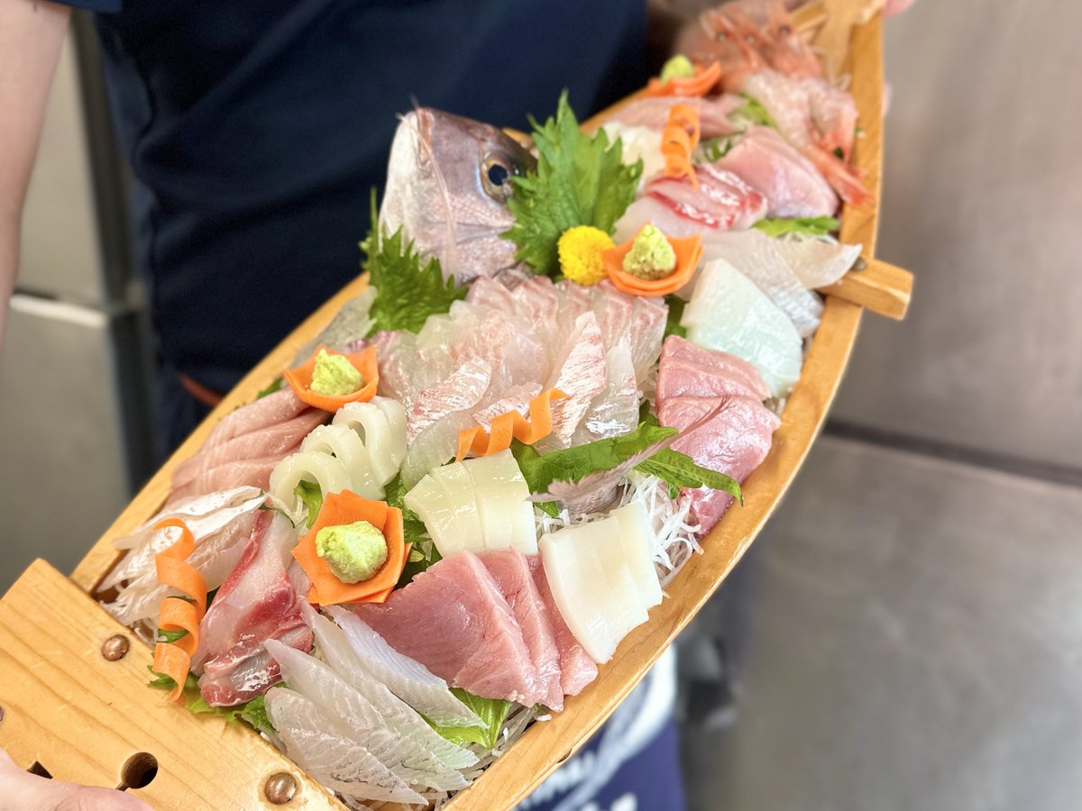 chunbi_mu's tweet photo. 【大切なお知らせ】
いつも民宿あおまさをご愛顧いただきありがとうございます🐟夏休みを前に、たくさんのお問い合わせをいただいております🙇‍♀️✨

あおまさでの時間が「イメージと違った」となってしまわないよう、改めて当宿のスタイルをご説明いたしますので、ご確認いただけますと幸いです😌🌸

🏠 お部屋について
当宿は全５室、家族で営む小さな民宿です。お部屋は昔ながらのふすまで仕切られた、簡素で素朴な和室です。温泉、サウナ、トイレ、洗面台は共同です。最新設備が整った豪華な旅館ではございませんが、田舎の親戚の家に帰ってきたような、ホッとするひとときをお届けしたいと思っています。
⚠️他のお客様もおられますので、夜遅くまで賑やかに過ごされたい方はご遠慮いただいております🙇‍♀️静かな波の音を楽しみにお越しください🌊

🌊海水浴について
⚠️当宿は海の家ではございませんので、海水浴後に水着のまま直接宿に入ることはできません。館内が砂や塩水で傷んでしまいます。海水浴場でシャワーや着替えをすませ、砂を落としてからお越しください。
※サウナの方がクールダウンに海を利用されるのはOKです。サウナ利用者専用のシャワーがございますのでそちらをご利用ください。

🐟 お料理のこと
富山湾・氷見の恵みを五感で味わっていただきたいため、お食事は「地魚中心の海鮮フルコース（約10品）」です。
その時の漁や仕入れによって、内容が変わります。美味しい旬の地魚を召し上がっていただくための「おまかせ」スタイルです。お料理の指定はできません。
旬の味覚との一期一会を楽しんでいただければ嬉しいです😊🐟
⚠️アレルギーをお持ちの方は対応が難しいためご予約をお受けすることができません。何卒ご了承ください。
⚠️お酒を含む飲食物の持ち込みはご遠慮ください

🧖‍♀️ サウナについて
開放感抜群の屋外オーシャンビューのサウナ！公共のスペースからも見えるため、必ず「水着や運動着」を着用をお願いします。（裸にタオルのみで外に出るのは絶対にNGです…！）水着レンタルは男性用のみです。ルールを守って、最高の「ととのい」を体験してください。

お越しいただいた皆さまに快適に過ごしてもらい「あおまさを選んでよかった」と笑顔で帰っていただきたいという気持ちからのお願いです😌当宿の設備やサービス、食事を喜んでくださるお客さまに来ていただきたいと思っています☺️✨

皆さまにお会いできるのを、スタッフ一同、心よりお待ちしております😊素敵なゲストの方々と良いご縁がありますように！🙇‍♀️✨