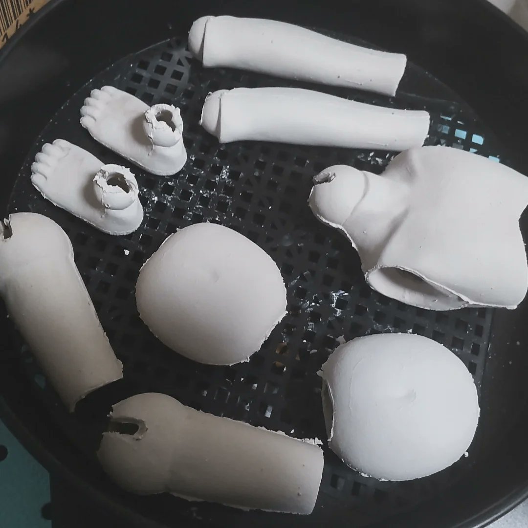 baryta_t's tweet photo. 久し振りに球体関節人形が作りたくて、先日新たに購入した泥漿で型抜きしました���素焼き前の仕上げをしたので、お次は素焼きします。そこからさらに本焼成して〜。服作らねば!型紙作らねば!
#球体関節人形 #balljointeddoll #pottery #fineart #artwip
https://t.co/mMFX0x9EWu https://t.co/SlnNuYqlv1
