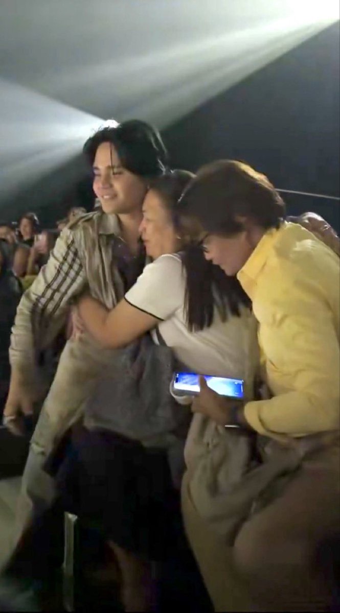 lulubebot's tweet photo. A 4-photo compilation (ctto) of how great this man is and how great last night was...

THE MIDDLE SHOWCASE
@imszmc #PABLO
#theMiddle https://t.co/SxHGgfNBkP