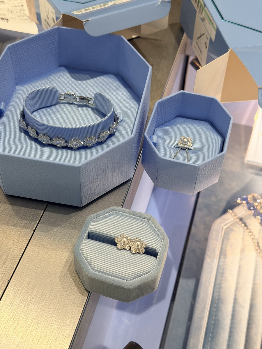 ⭐︎noa⭐︎ページ/フリルブレスレットオーダー ブレスレット持ってるけどアリアナのコラボデザインらしい🌼 飛行機
