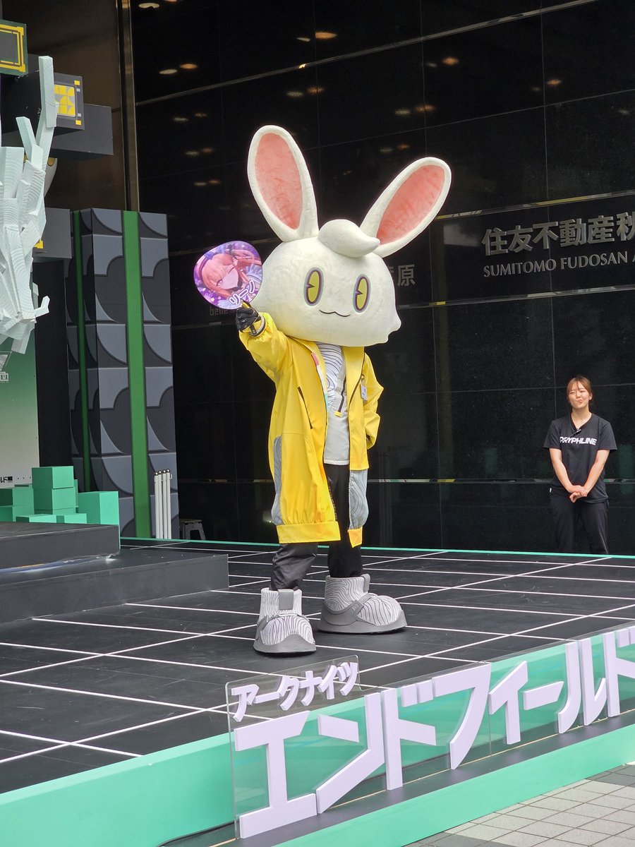 Sanappo's tweet photo. エンドフィールド秋葉原の
物販は前整理券方式なので
混雑もなく、スムーズに買えましたよ
ただ、午前中にはシールだけ売り切れてた

あと、沢山買うと特典貰えますよ
ポストカード貰ったぜ
#エンドフィールド
#秋葉原 https://t.co/ahM4bAlBZD