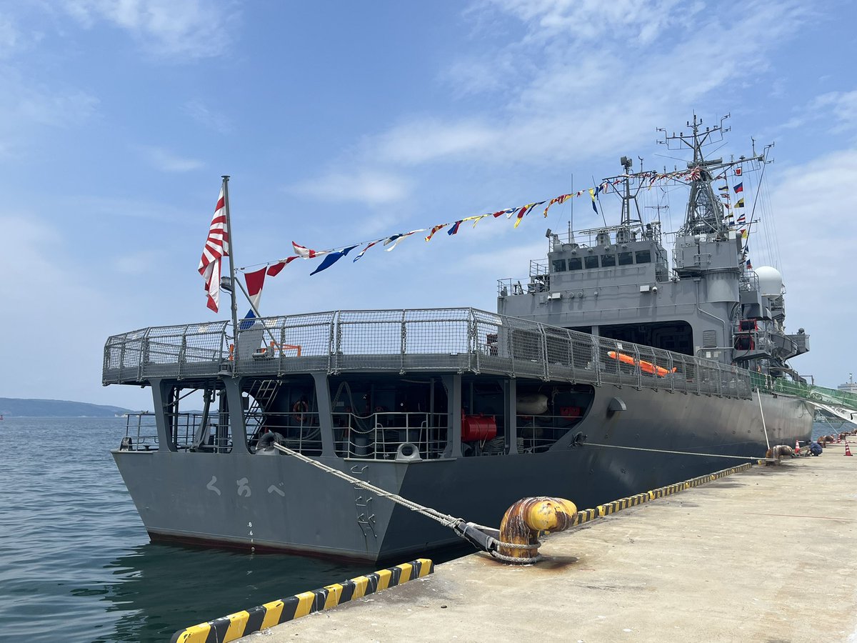 koni_ch47ja's tweet photo. 訓練支援艦くろべ見学待ち。

七尾でも満艦飾掲‼️ありがとうございます😭😭

#訓練支援艦くろべ
#ATS4202
#七尾港大田埠頭 https://t.co/nFTK6zO5sy