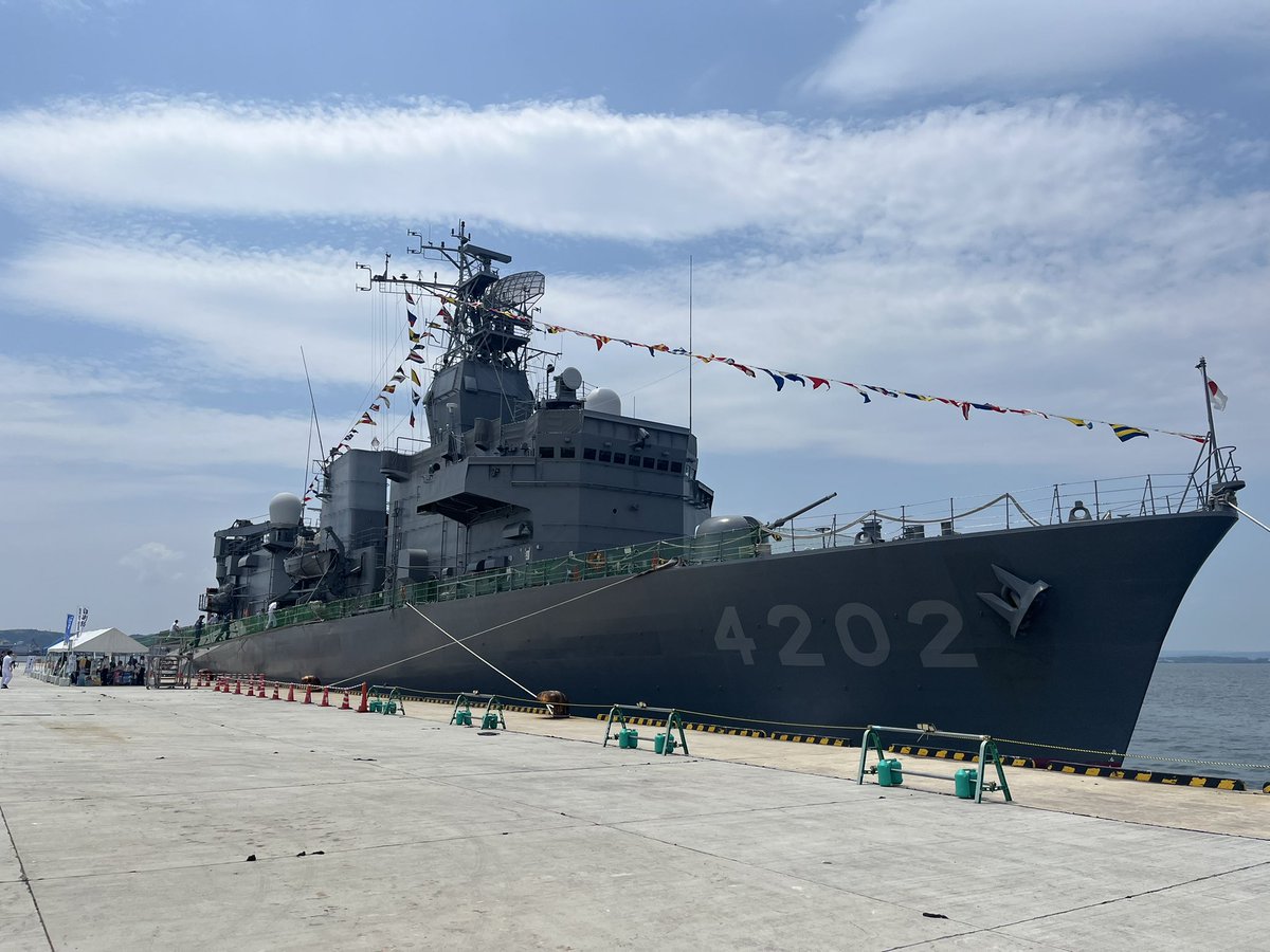 koni_ch47ja's tweet photo. 訓練支援艦くろべ見学待ち。

七尾でも満艦飾掲‼️ありがとうございます😭😭

#訓練支援艦くろべ
#ATS4202
#七尾港大田埠頭 https://t.co/nFTK6zO5sy