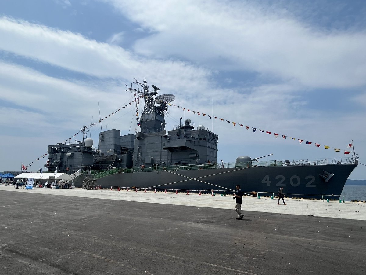 koni_ch47ja's tweet photo. 訓練支援艦くろべ見学待ち。

七尾でも満艦飾掲‼️ありがとうございます😭😭

#訓練支援艦くろべ
#ATS4202
#七尾港大田埠頭 https://t.co/nFTK6zO5sy