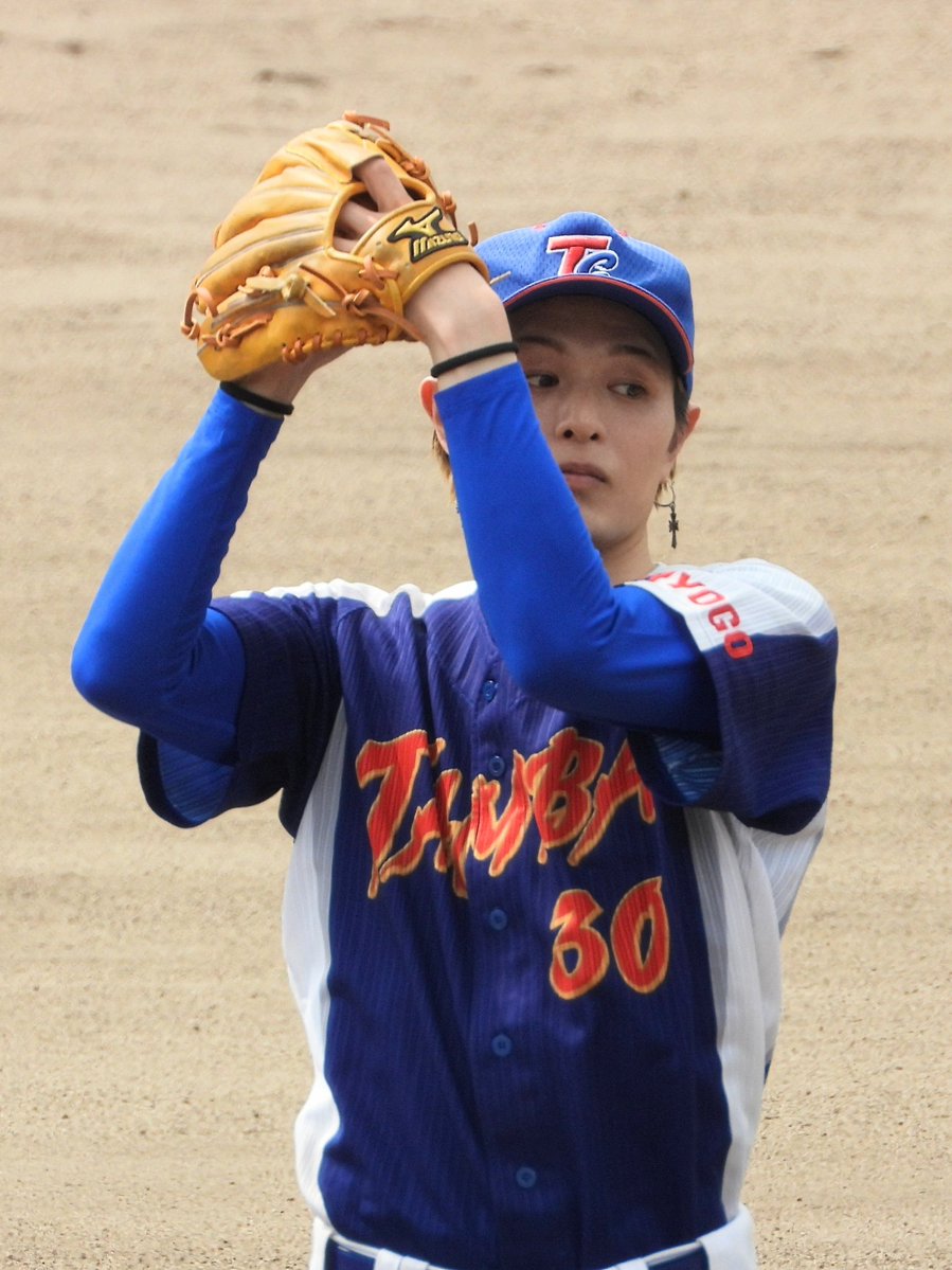 glasskoumori's tweet photo. ベースボールユニフォームにクロムの揺れるピアスのお兄さんだよ https://t.co/TMvdX6l7Vk