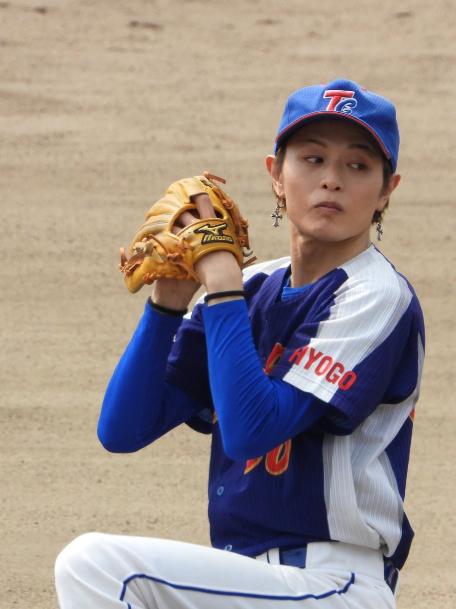 glasskoumori's tweet photo. ベースボールユニフォームにクロムの揺れるピアスのお兄さんだよ https://t.co/TMvdX6l7Vk