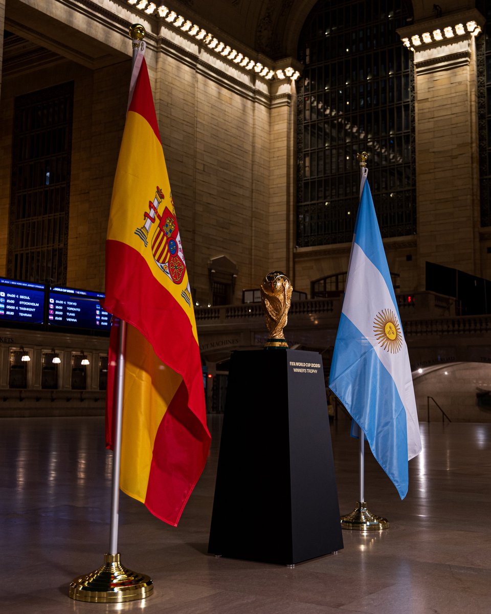 FIFAcom's tweet photo. A grand location for a grand prize 🏆

The @FIFAWorldCup trophy at New York’s Grand Central Station! 🇺🇸 https://t.co/JZDIQYlb64