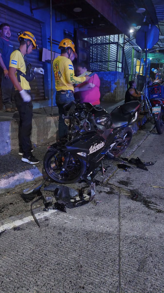 ultimahsv's tweet photo. #Nacionales | 🚦🛑 Un motociclista sufrió un trauma craneoencefálico severo en un accidente en el km 13 de la carretera Troncal del Norte.
Fue estabilizado por Cruz Verde y trasladado de emergencia al ISSS de #Apopa. https://t.co/oooqXaoXCM