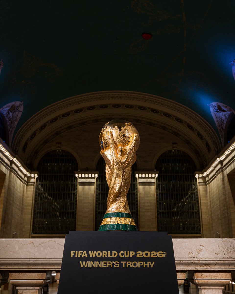 FIFAcom's tweet photo. A grand location for a grand prize 🏆

The @FIFAWorldCup trophy at New York’s Grand Central Station! 🇺🇸 https://t.co/JZDIQYlb64