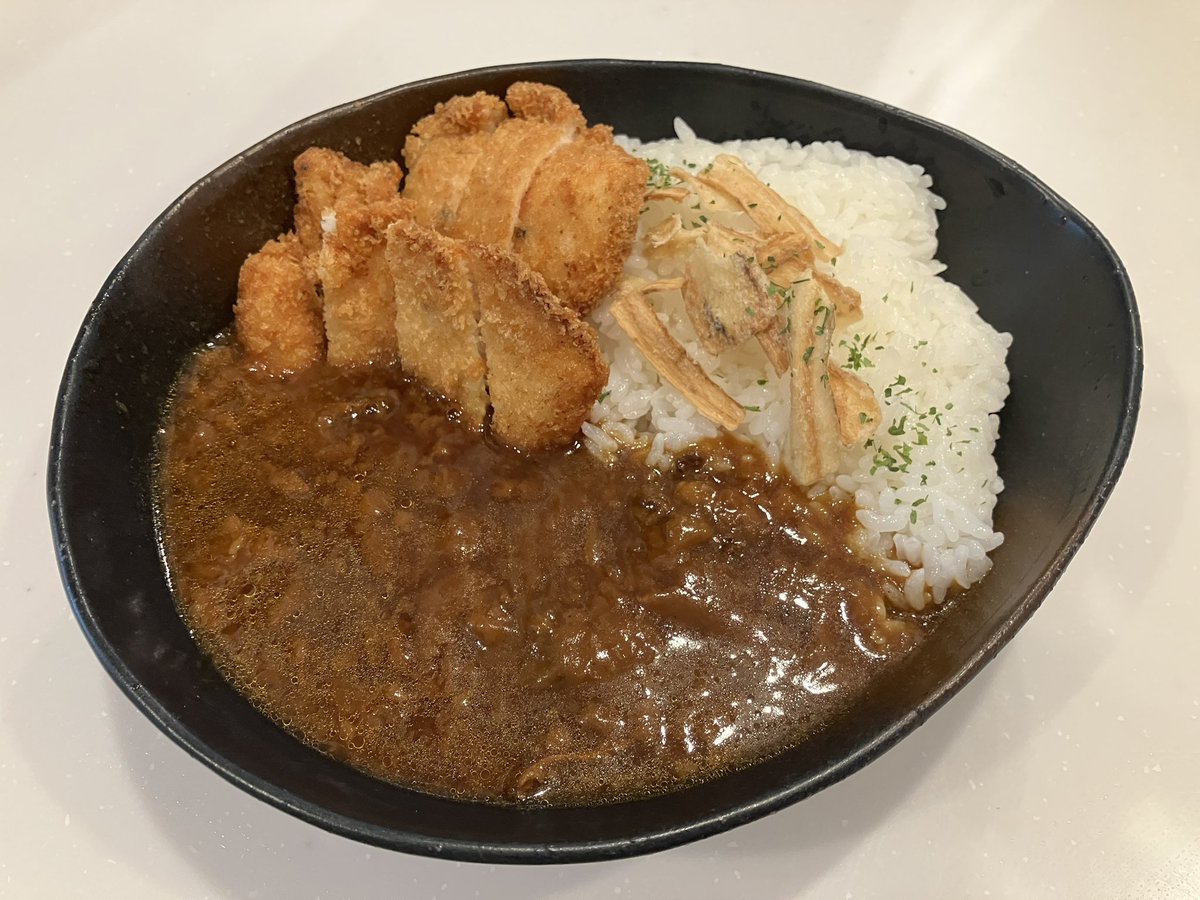 Sun69Good's tweet photo. 本日午前中は地域の祭りの準備お手伝い🏮

ランチはフラガーのレトルトで
チキンカツカレー🍛
このカレー、旨いんだょね〜😆

#夏祭り
#フライングガーデン
#レトルトカレー
#チキンカツカレー https://t.co/enw23UKYJr