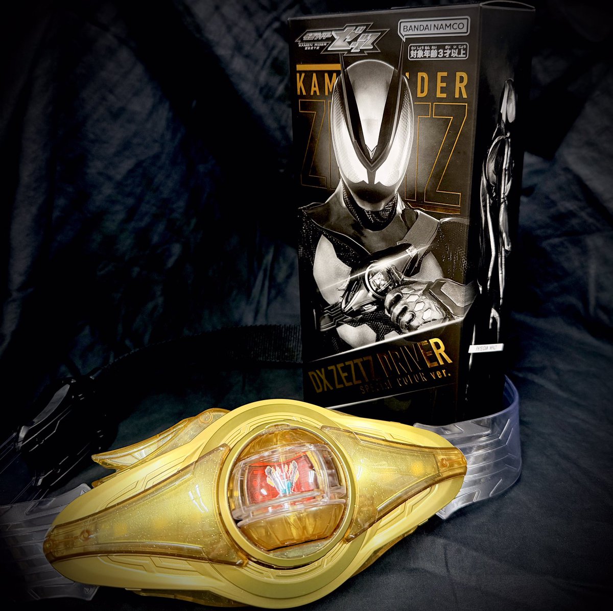 金のゼッツドライバー 金のゼッツドライバー、仮面ライダーストアの写真ではベルト帯付いてた