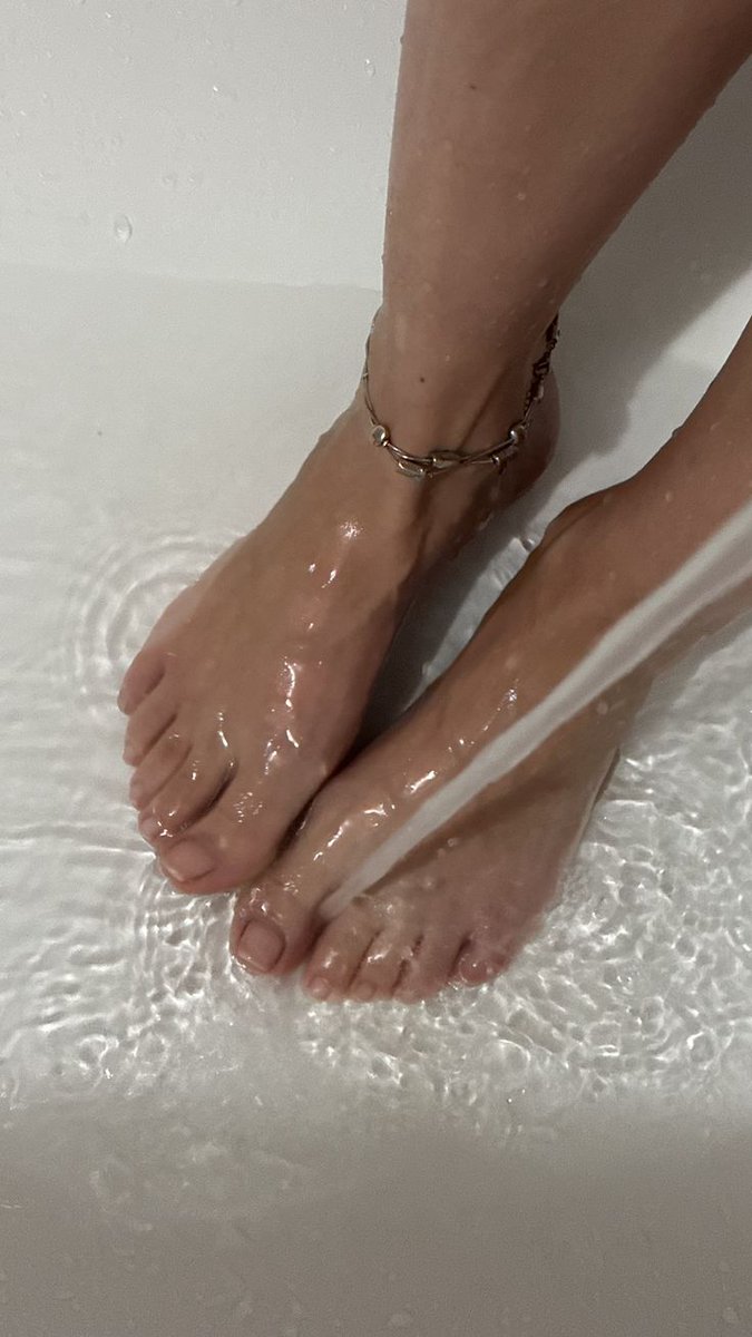 nik0lett3's tweet photo. Bath time 😛🤭 https://t.co/Yi8jhug7qA