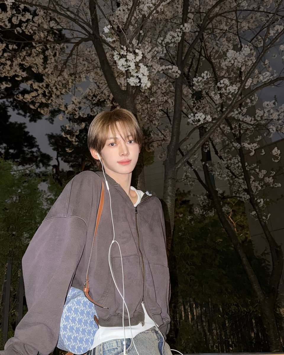 lovelithanjin's tweet photo. GUMOOOOONYING, kalian kalau jalan jalan malem biasanya kemana, gucy? :3 kalau aku liat bunga sakura <3 __ <3 https://t.co/9ybVUouc1v