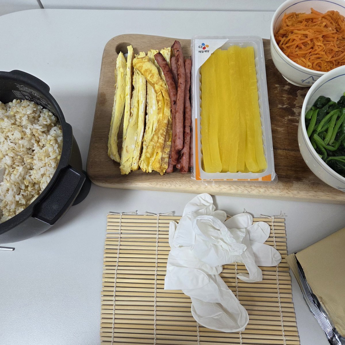 aoodbq's tweet photo. 김밥을 해 먹어요 https://t.co/zmEcU8vxwm