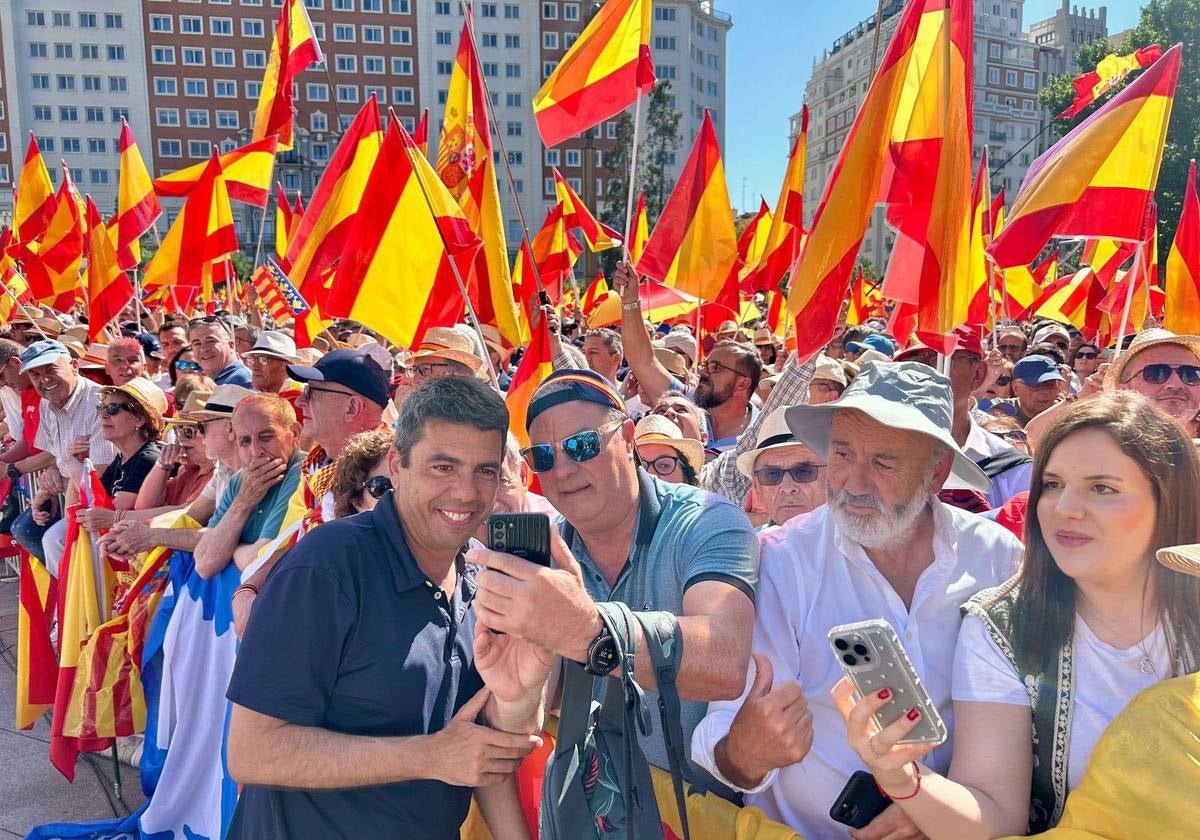 AstronautaF's tweet photo. @Santi_ABASCAL Y tu serás recordado como una anécdota. Un segundón, simplón, más preocupado de su estética que de leer un libro. Un tipo sin ningún talento,  salvo el de ser un trepa que vive del dinero público. Y encima un llorón... https://t.co/ddZZQS4zHs
