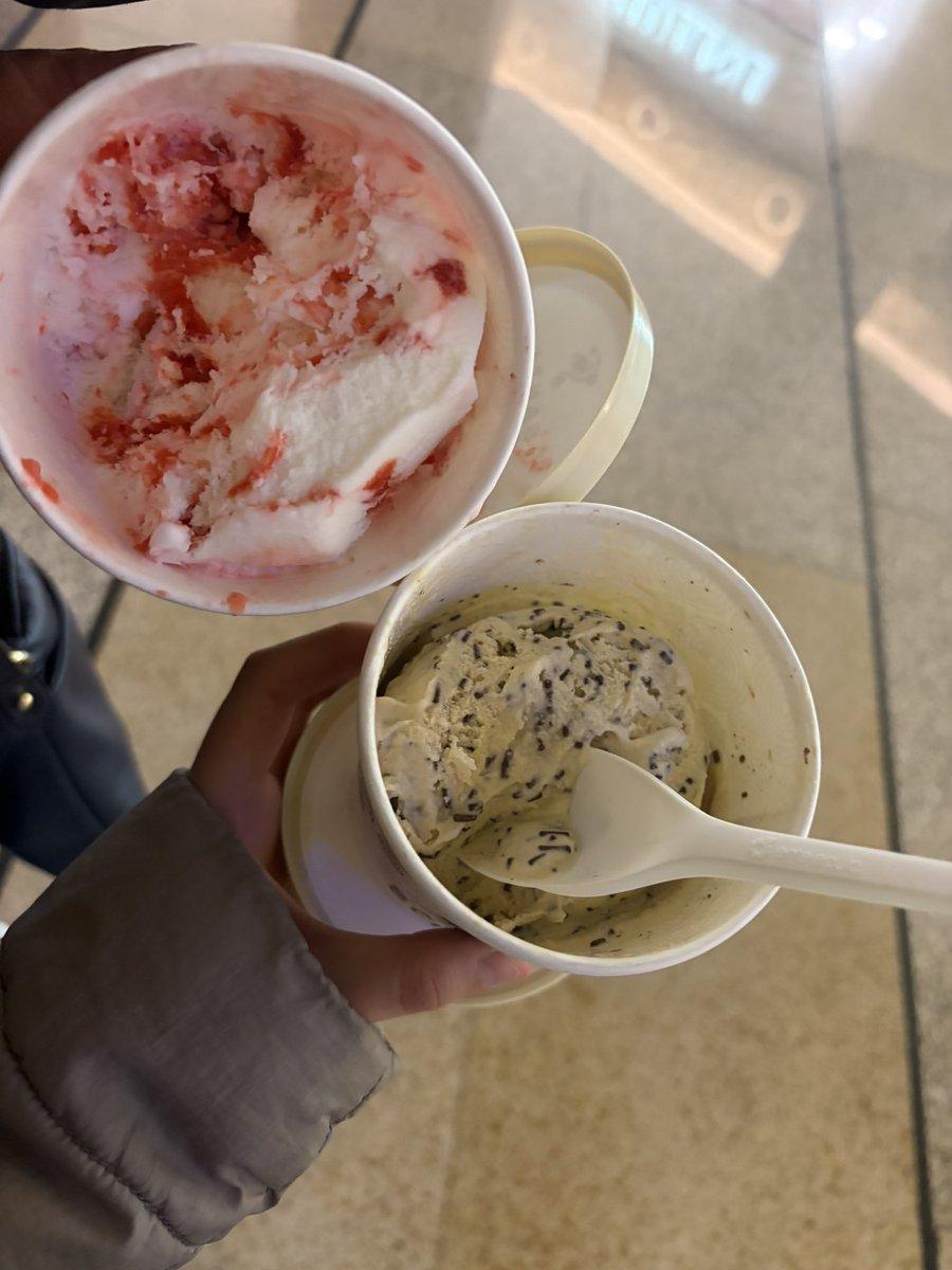AlondraParraaa's tweet photo. Me recompensé con medio litro de helado que hice ejercicio toda la semana 😘😘 https://t.co/wKdKSDLNea