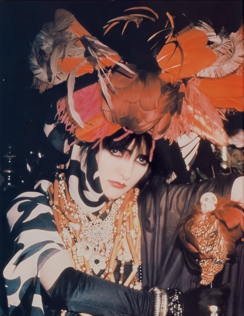siiouxsiee's tweet photo. Siouxsie in a photo shoot for Smash Hits magazine, 1987. https://t.co/N0EzYaBhnj