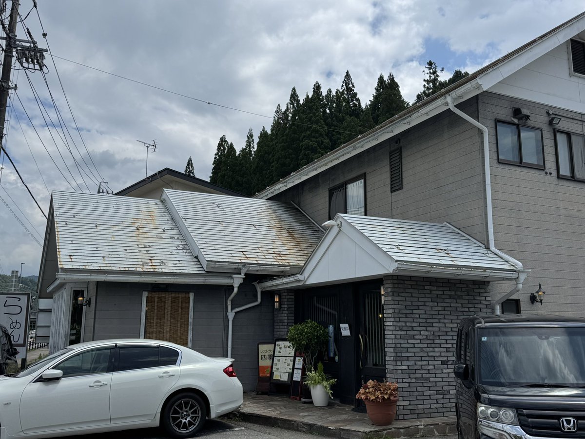 crushedmintia's tweet photo. ジムに行った後、黒カレーなる看板で前々から気になっていたお店へ初来訪

今回注文したのは飛騨牛黒カレー
スパイスを高温で熱するため黒く仕上がっているらしく、一般的なカレーと比べるとほろ苦さが感じられる
ゴロゴロ入っているお肉で満足感もあり、とても美味しかった https://t.co/k9lOnOlwiU