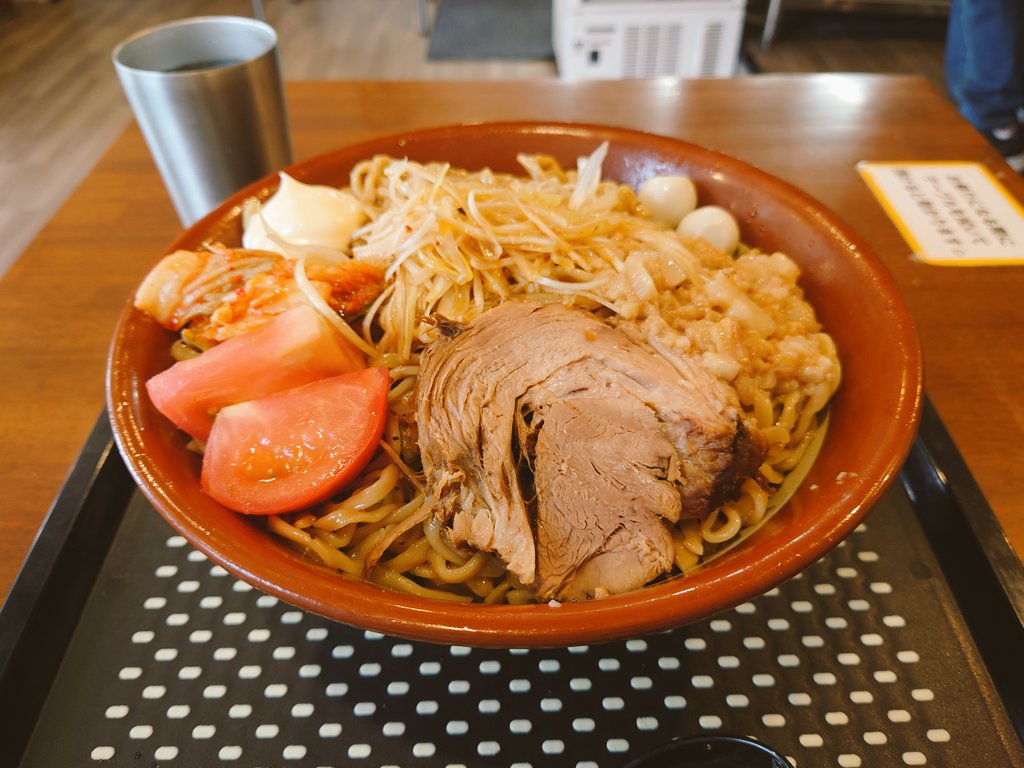 type38_type38's tweet photo. 夢を語れ 神奈川
限定 ユメカタ流冷麺 麺増し×7(950g) キュウリ抜き アブラマシ
ほのかな酸味の効いた塩ダレでサッパリ！トッピングをよく混ぜるとジャンク感が増して美味い！水で締められた麺はつるもち食感でどんどん啜れる。ブタは柔らかく、味もよく染みている。今回も大変美味しかったです。 https://t.co/Kk3qHJ4ps7