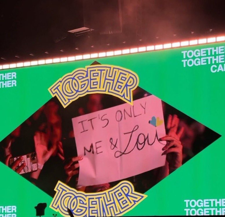 folkswift28's tweet photo. quando apareceu o cartaz de larry no telão o estádio INTEIRO começou a gritar, o mundo ta curado mds 💙💚 https://t.co/7xGbjgf1ZV