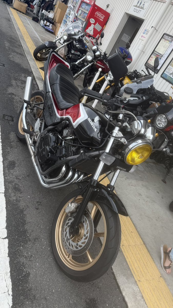 T0707ranran's tweet photo. また入院
今度はオイルランプ消えん
オイル量は入ってたから
プレッシャースイッチかオイルポンプやと思うねんけど多分プレッシャースイッチ
怖いから修理依頼してついでにオイル交換距離も近いからエレメント交換もお願いした https://t.co/5HWSVSKRki