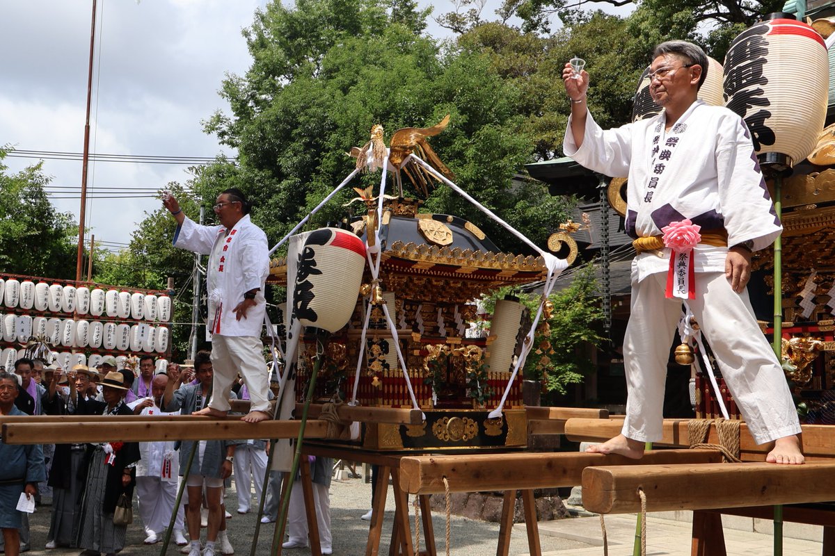 tn_hadano's tweet photo. 夏の恒例行事、曾屋神社の例大祭が始まりました！ 
7月18日・19日の2日間、本町地区を神輿が巡ります。にぎやかなお囃子と「おら！おら！」という威勢の良い掛け声とともに曽屋一番組の大神輿が宮立ちし、乳牛二番組の神輿が続きました。 今年は一番組太鼓連の山車が新調され、お披露目もされました。 https://t.co/UVDxabYckq